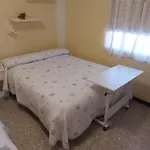 Habitación triple con aire acondicionado, cama de matrimonio y una de cuerpo y medio a kilómetro y pico de la playa