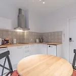Modern Apartment Close To City Centre