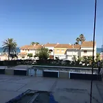 Apartamento en complejo residencial con piscina y garaje frente al mar