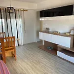 Apartamento en complejo residencial con piscina y garaje frente al mar