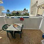 Apartamento en complejo residencial con piscina y garaje frente al mar