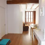 Singular Apartments Station