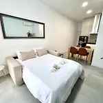 Valencia Getaway - Jacuzzi, Space & Comfort
