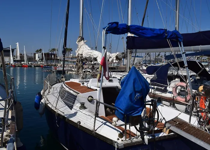 Velero En Puerto De Valencia - E&M Boats