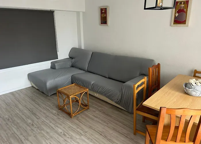 Apartamento en complejo residencial con piscina y garaje frente al mar