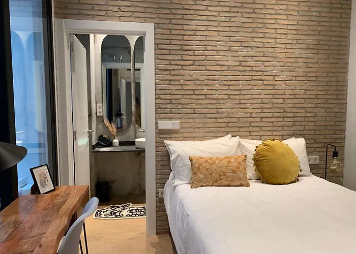 La Reina Beach Rooms