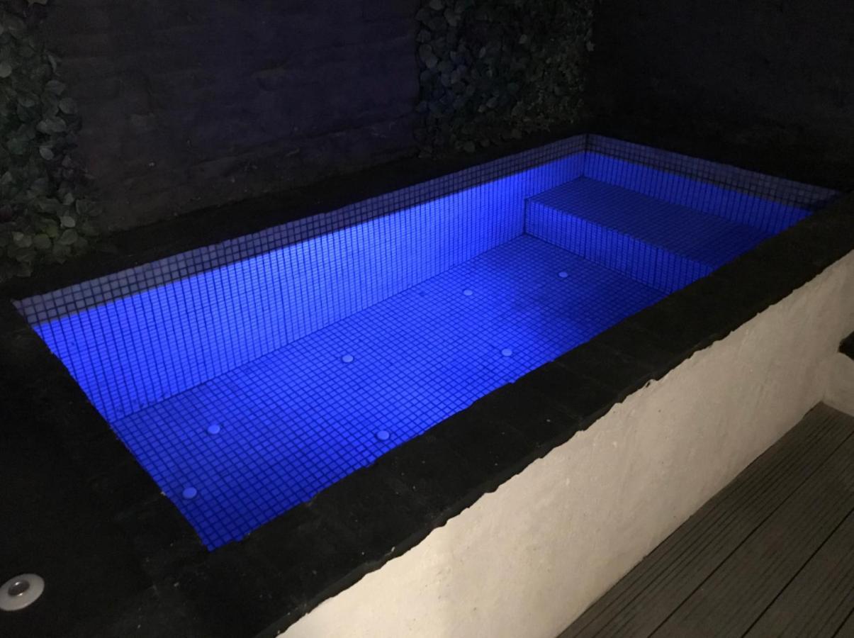 Pequeño Con Mini Piscina *