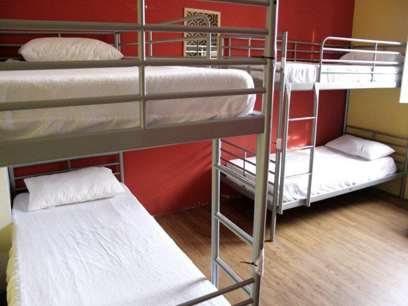 Hostal Feetup Backpackers *
