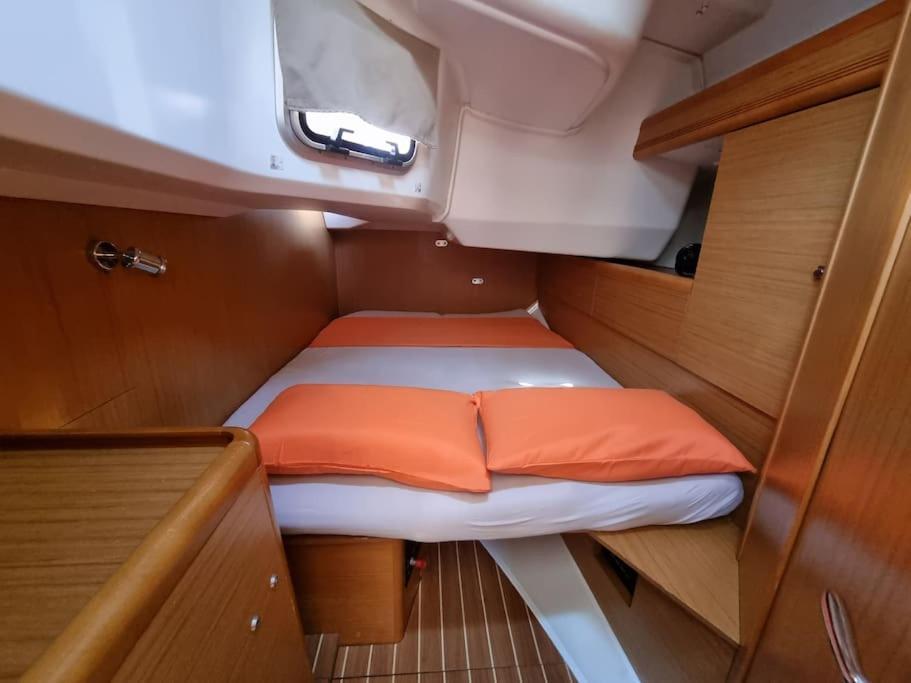 Velero Monia Hotel en barco