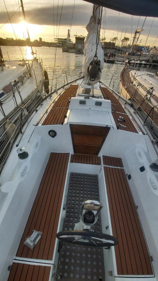 Botel Velero En Puerto De - E&m Boats