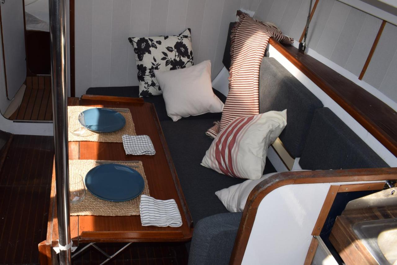 Botel Velero En Puerto De - E&m Boats