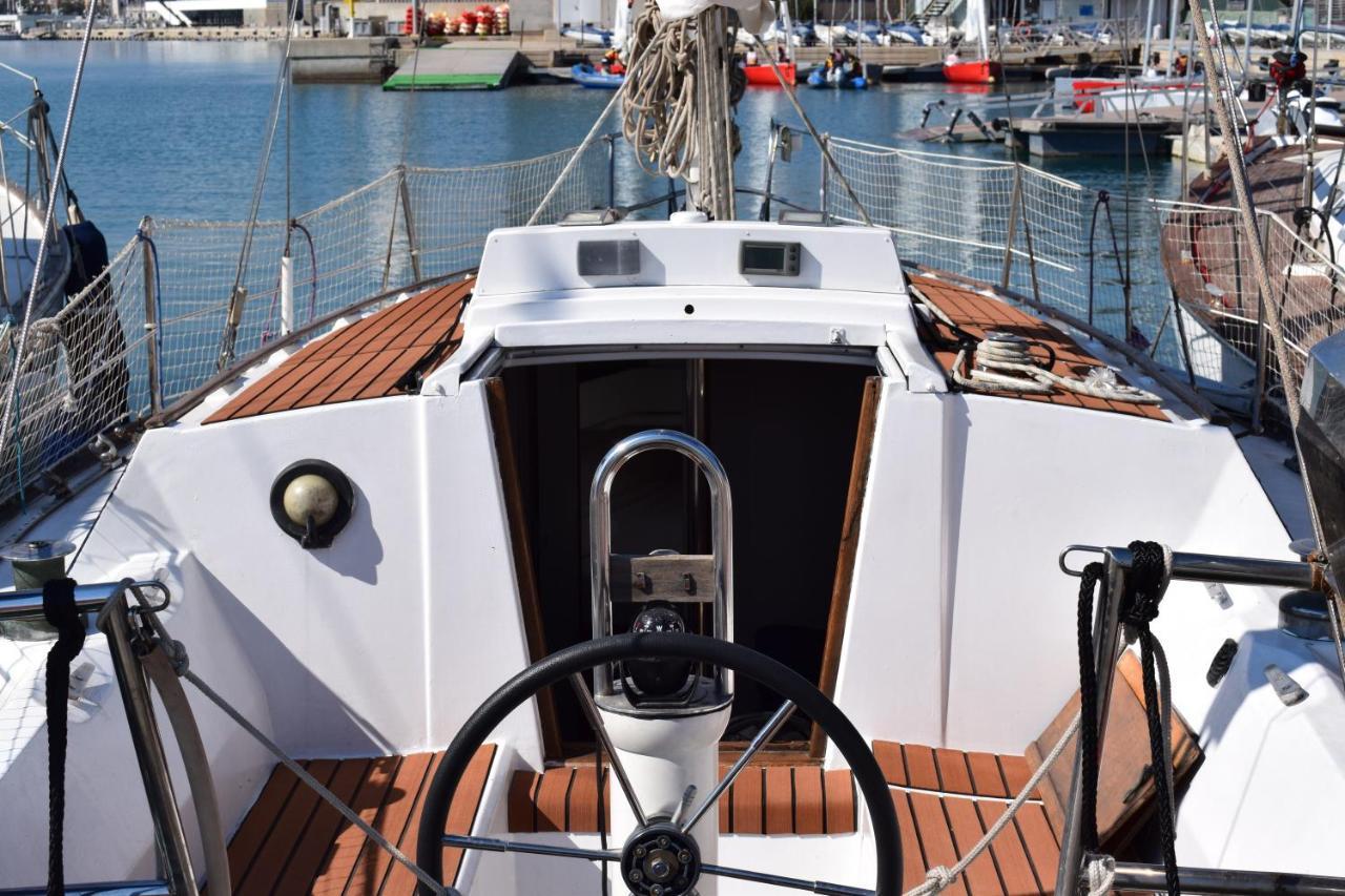 Botel Velero En Puerto De - E&m Boats *