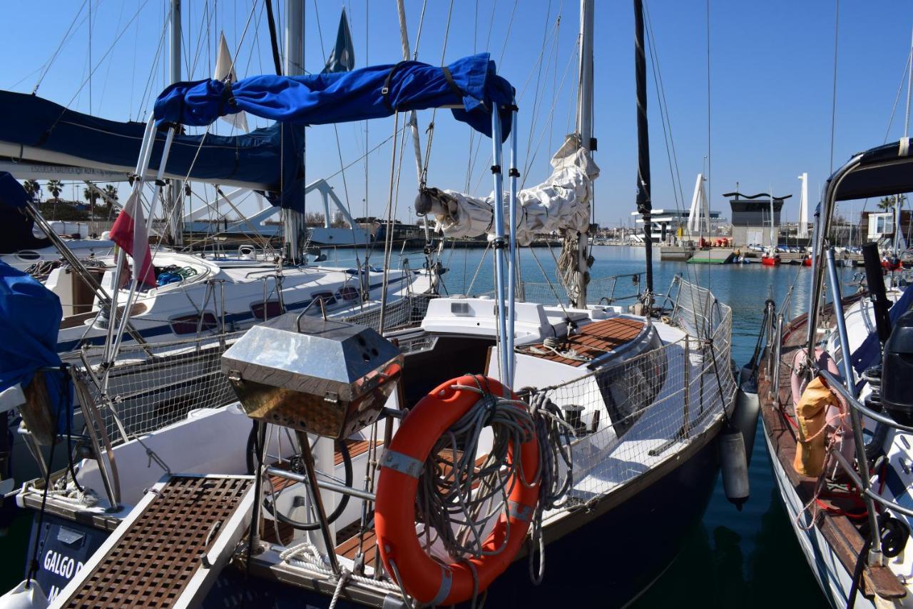 Botel Velero En Puerto De - E&m Boats