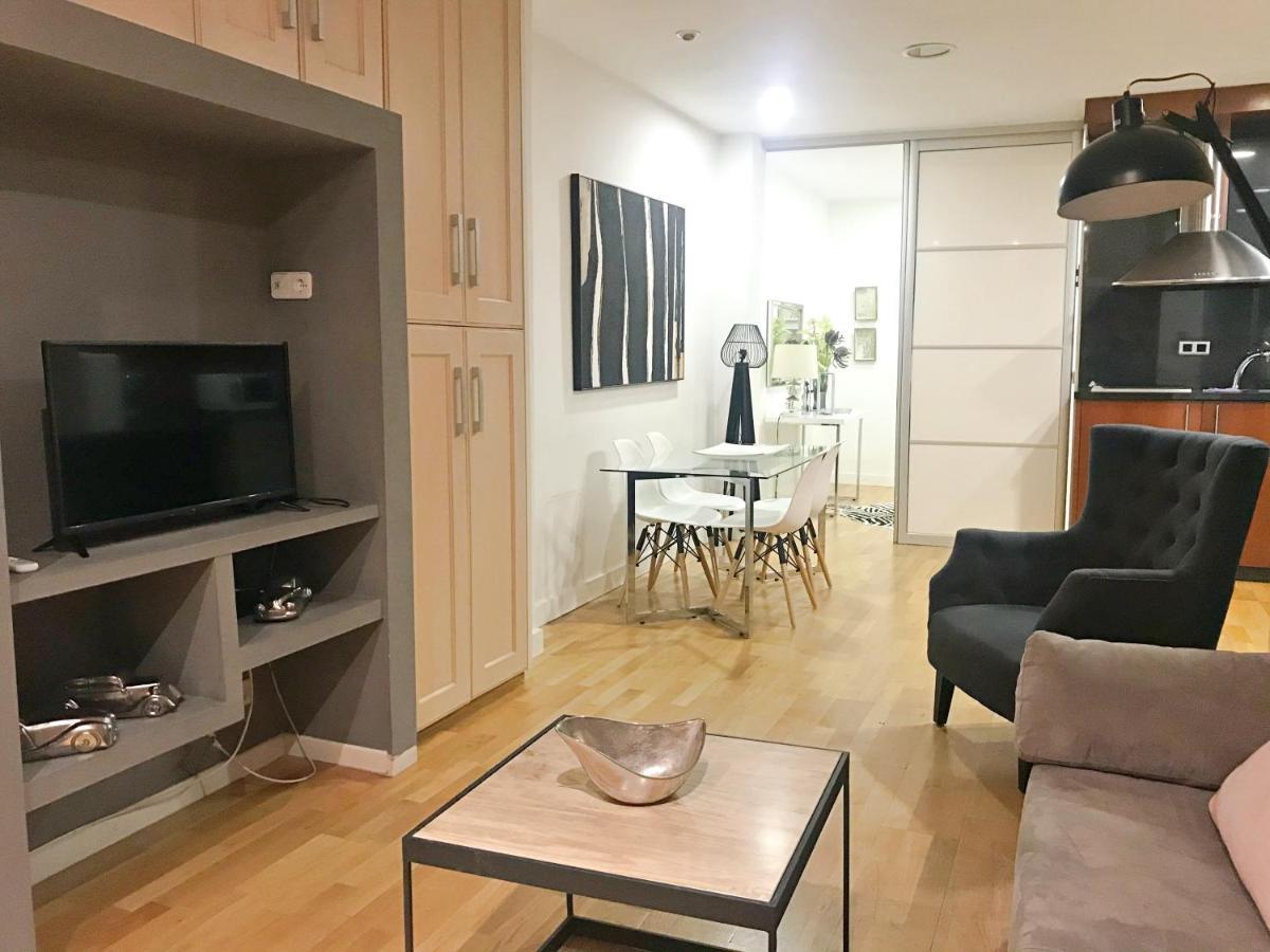 Junto Ayuntamiento De Apartamento *