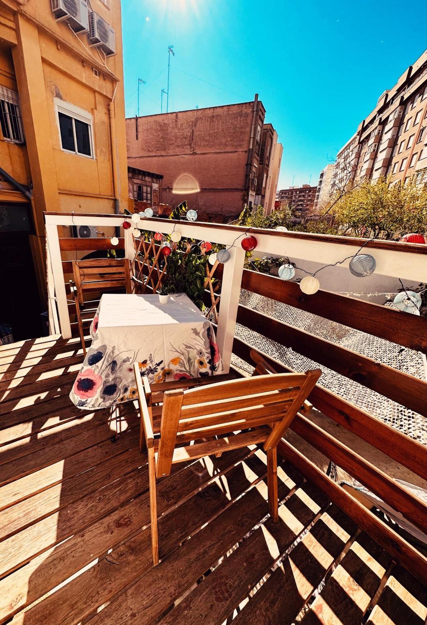 Apartamento Precioso Con A/a En Ruzafa Con Terracita Privada Y Acceso A Un Jardin, 2-3 Personas