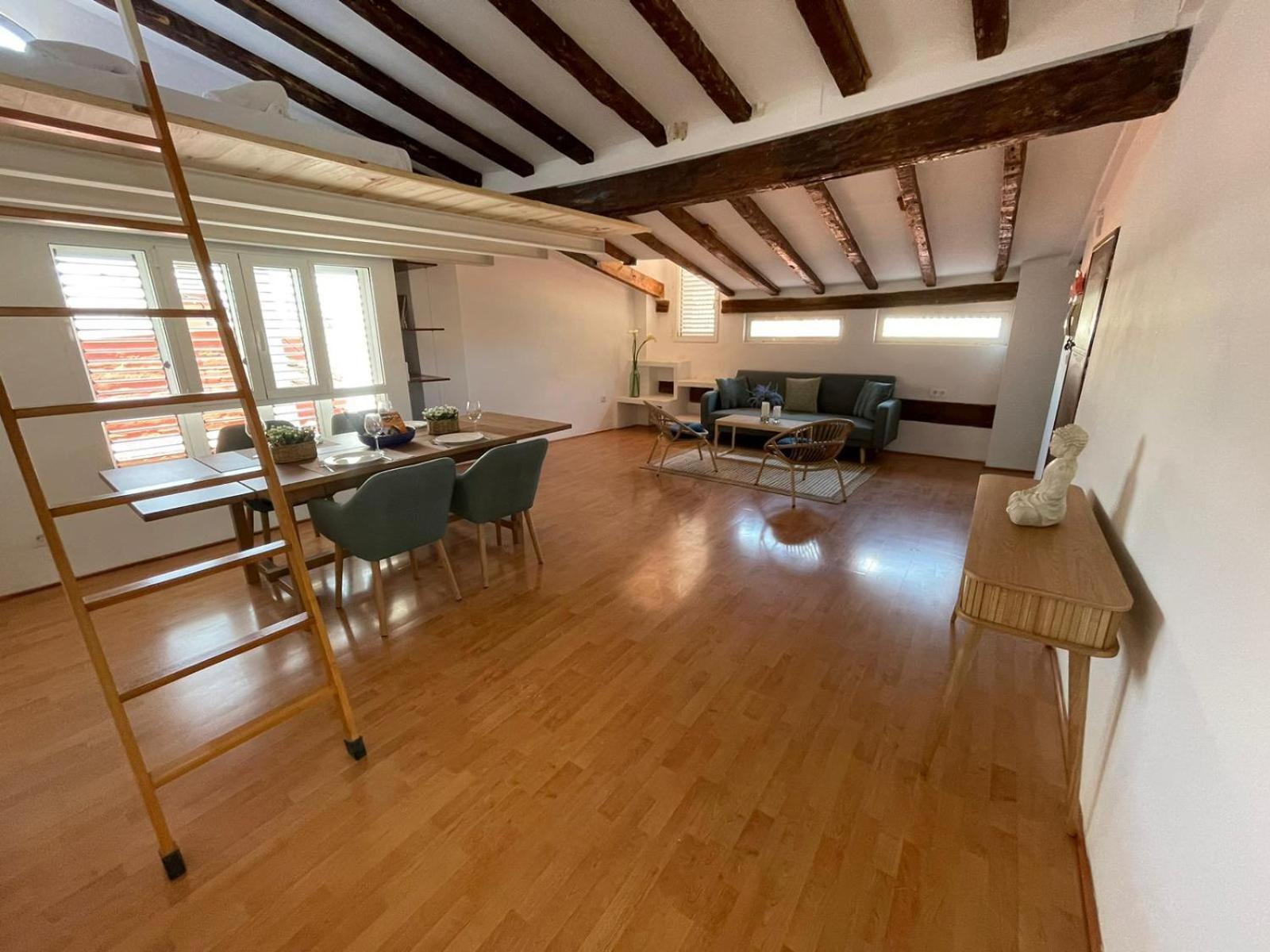 Apartamento Atico Con Terraza Cerca De La Plaza De La Virgen Valencia