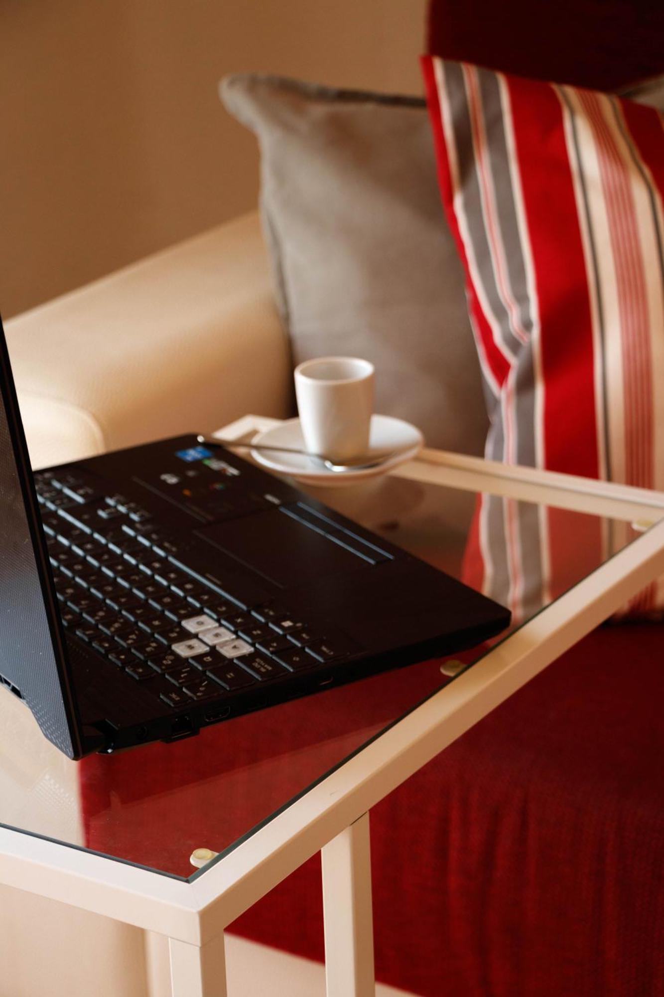 Luminoso. Comodo. Acogedor. Wifi. Junto A Ave Apartamento *