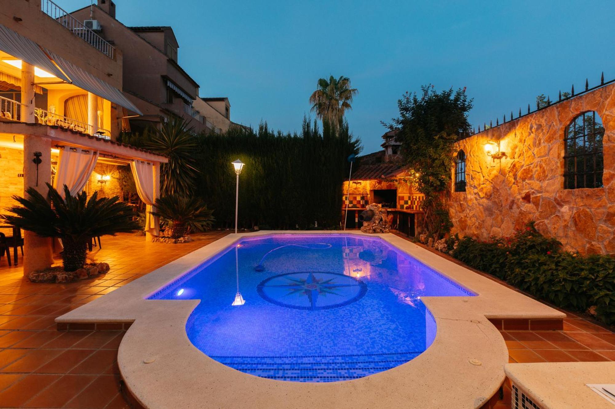 Chalet, Rodeada De Naturaleza Piscina A Doce Klm De Y 7 Del Aeropuerto Holiday home