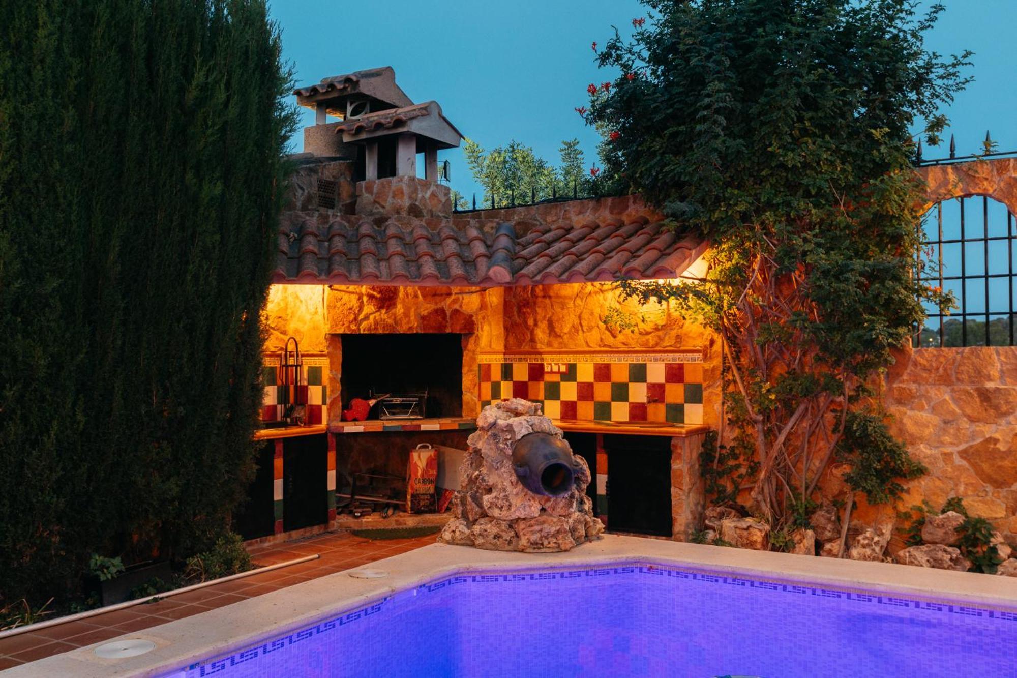 Chalet, Rodeada De Naturaleza Piscina A Doce Klm De Y 7 Del Aeropuerto Holiday home
