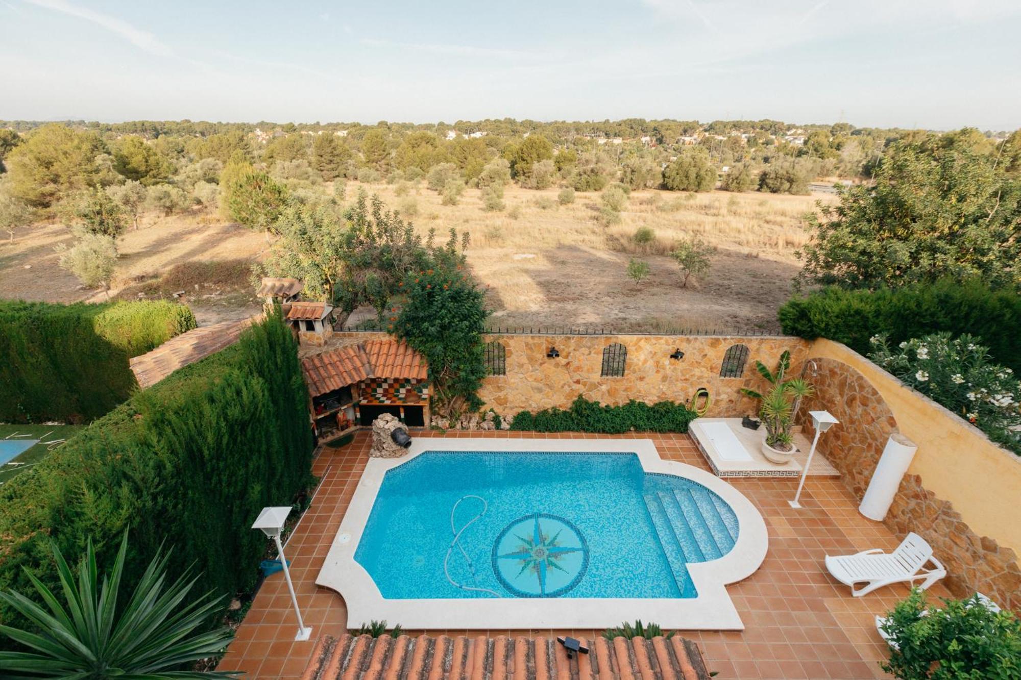 Chalet, Rodeada De Naturaleza Piscina A Doce Klm De Y 7 Del Aeropuerto Holiday home