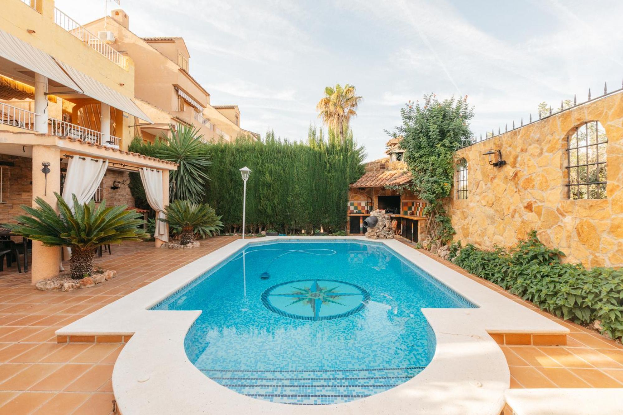 Chalet, Rodeada De Naturaleza Piscina A Doce Klm De Y 7 Del Aeropuerto Holiday home