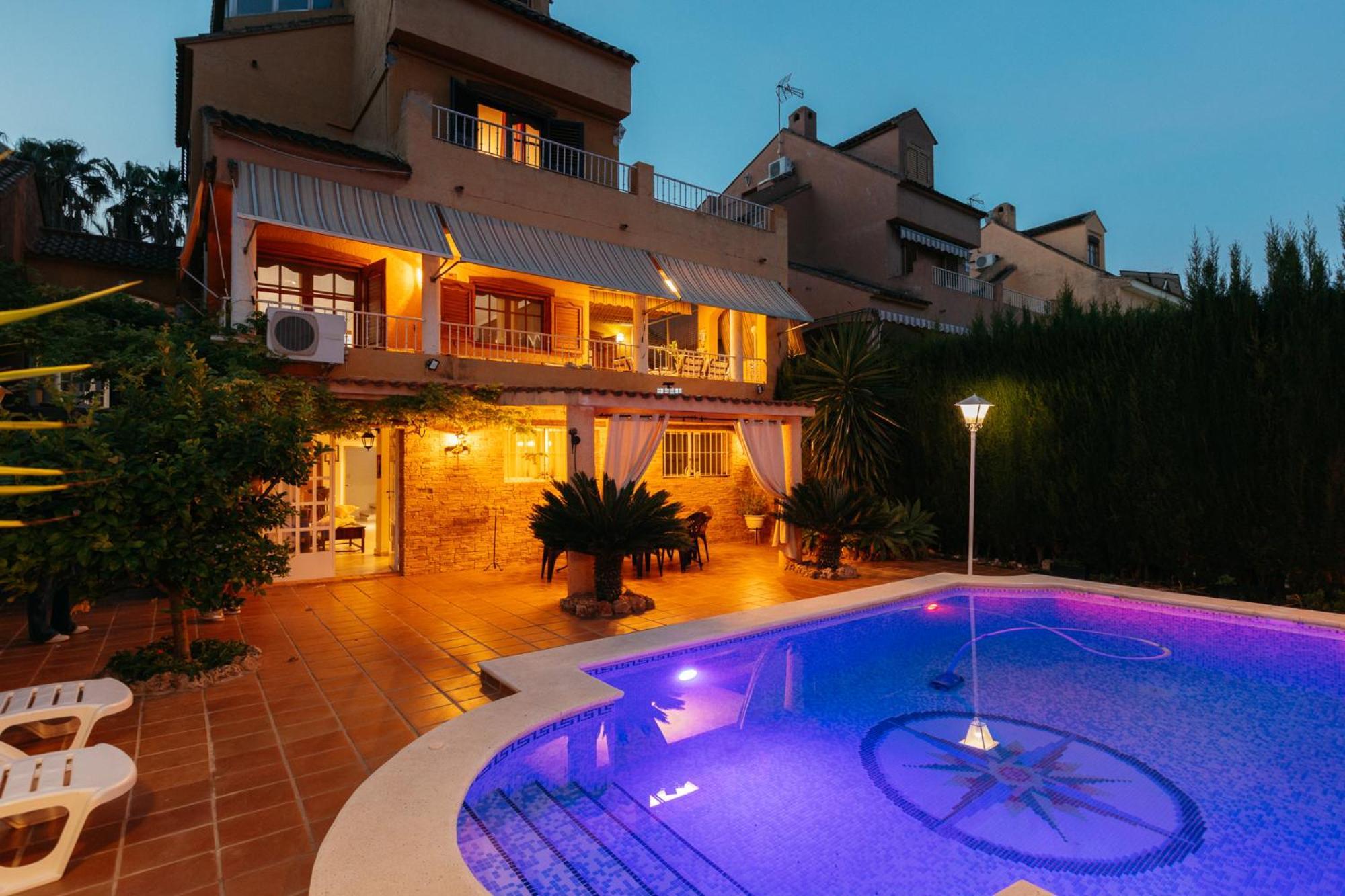 Сasa de vacaciones Chalet, Rodeada De Naturaleza Piscina A Doce Klm De Y 7 Del Aeropuerto Valencia
