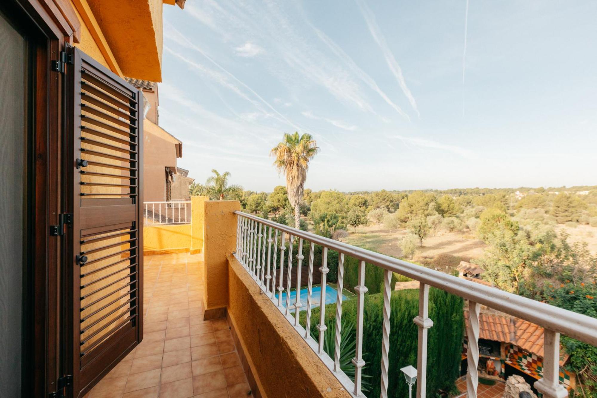 Chalet, Rodeada De Naturaleza Piscina A Doce Klm De Y 7 Del Aeropuerto Holiday home