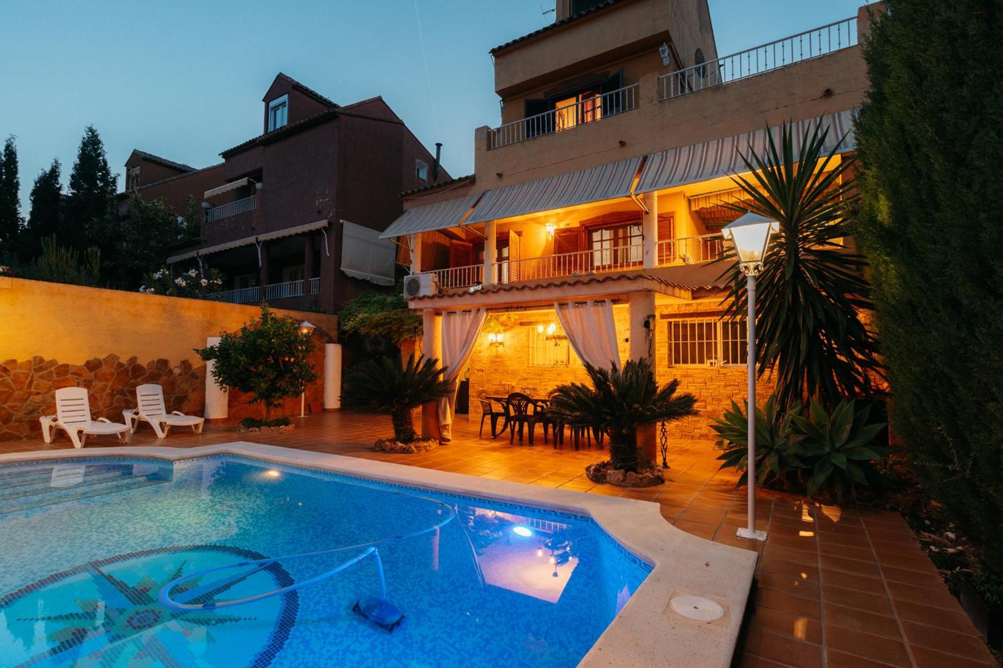 Chalet, Rodeada De Naturaleza Piscina A Doce Klm De Y 7 Del Aeropuerto Holiday home *