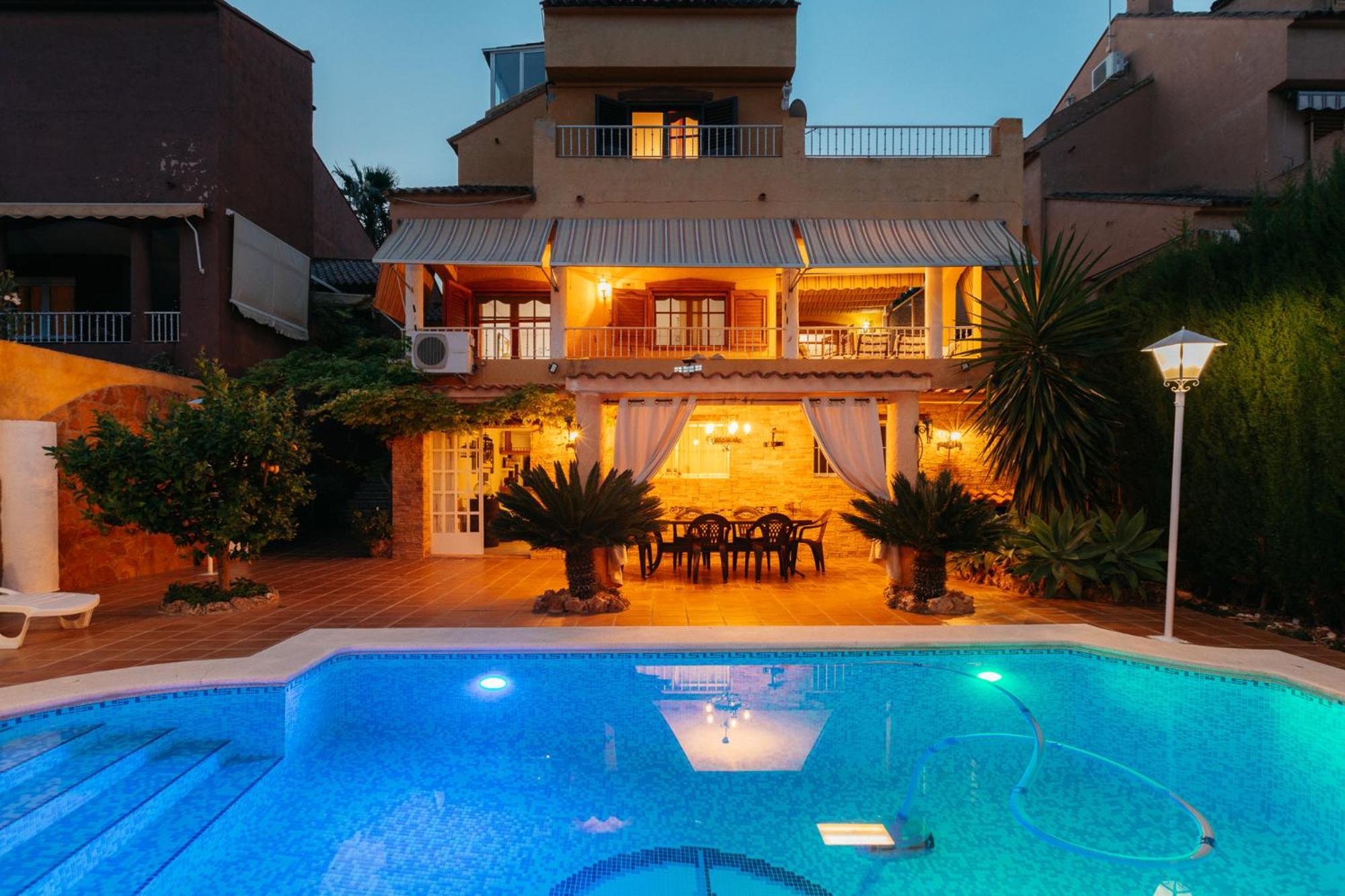 Holiday home Chalet, Rodeada De Naturaleza Piscina A Doce Klm De Y 7 Del Aeropuerto *