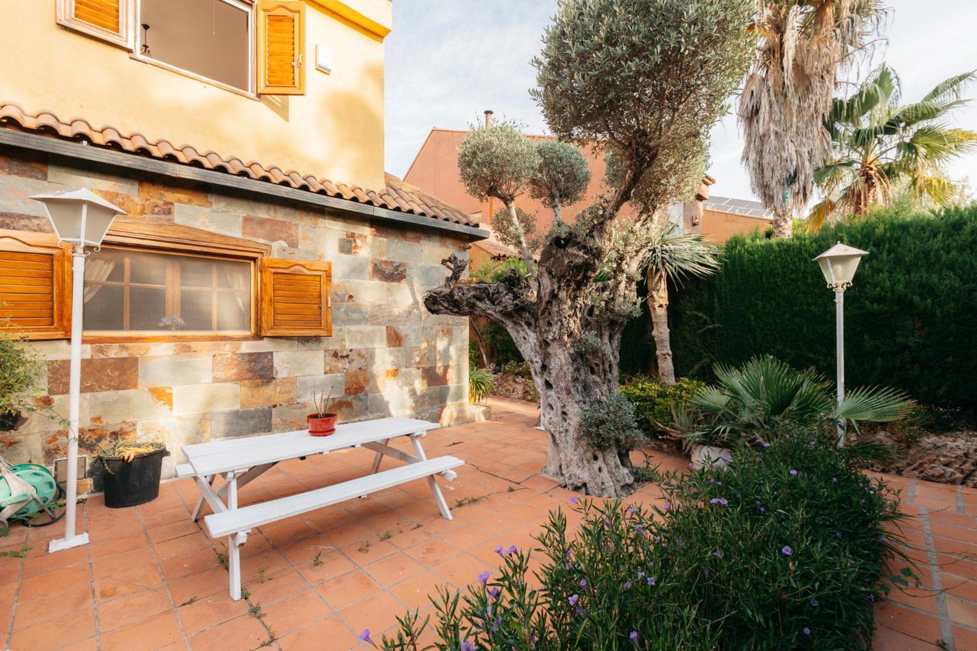 Chalet, Rodeada De Naturaleza Piscina A Doce Klm De Y 7 Del Aeropuerto Holiday home *
