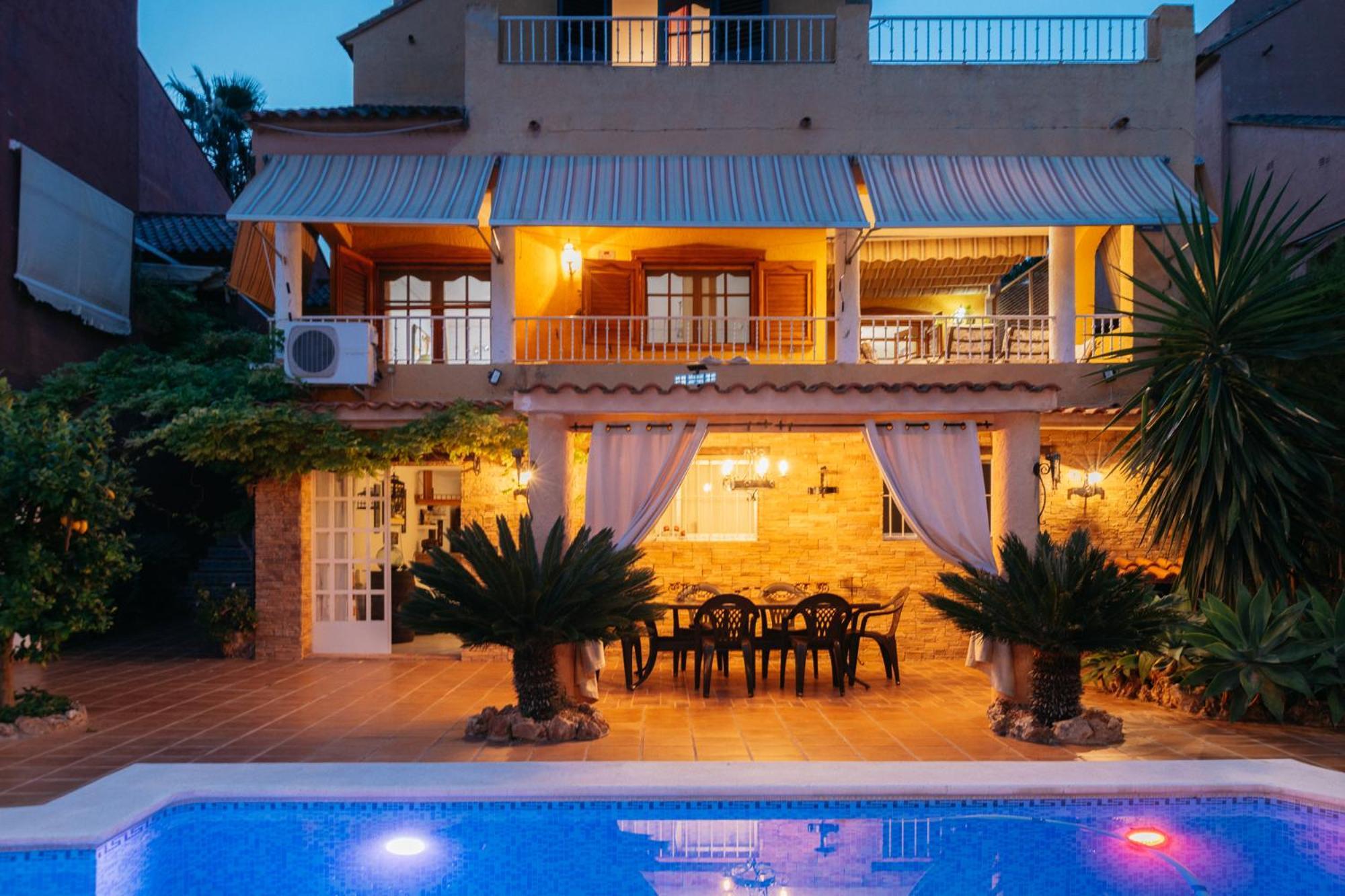 Holiday home Chalet, Rodeada De Naturaleza Piscina A Doce Klm De Y 7 Del Aeropuerto