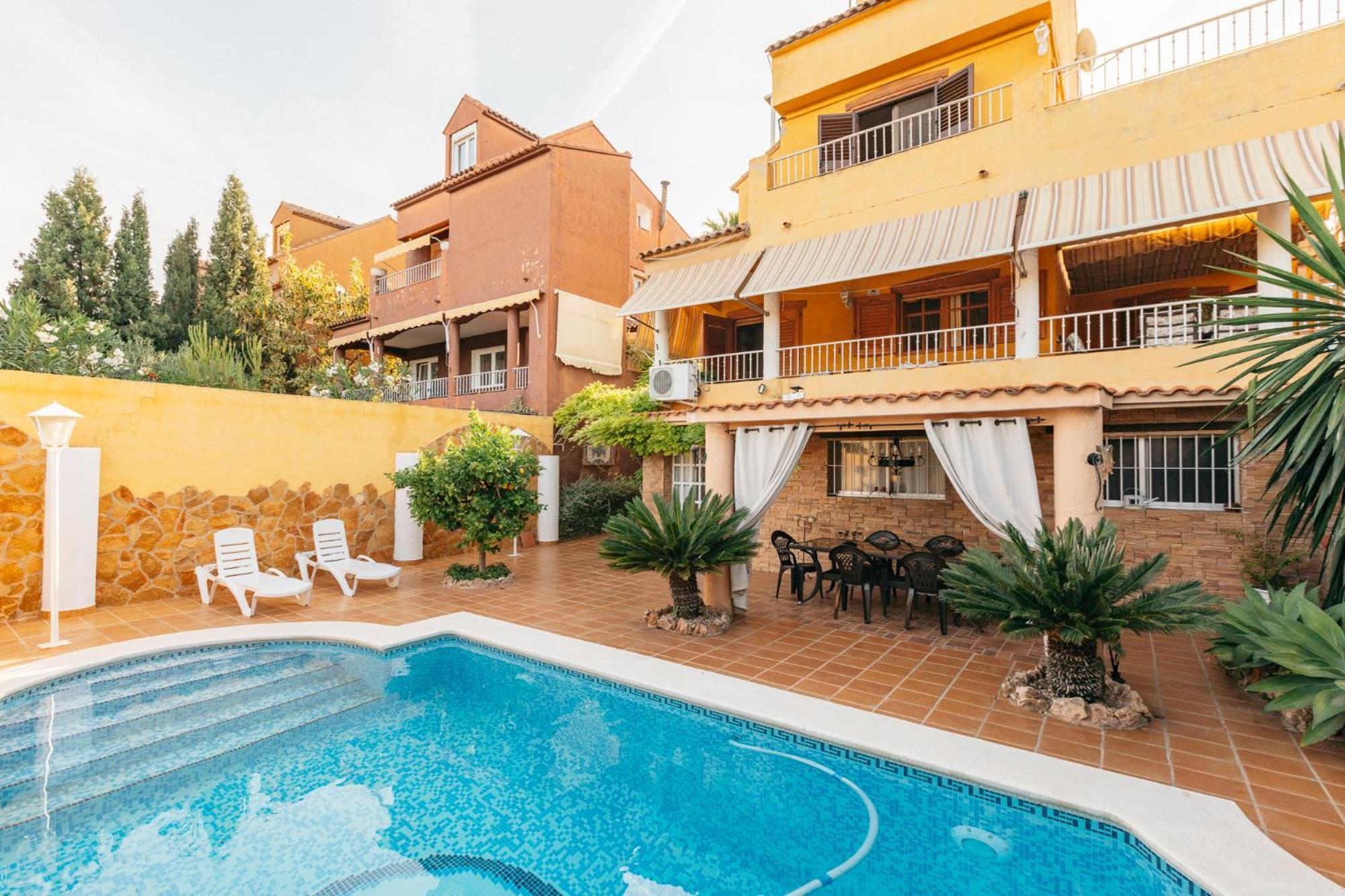 Chalet, Rodeada De Naturaleza Piscina A Doce Klm De Y 7 Del Aeropuerto Сasa de vacaciones Valencia