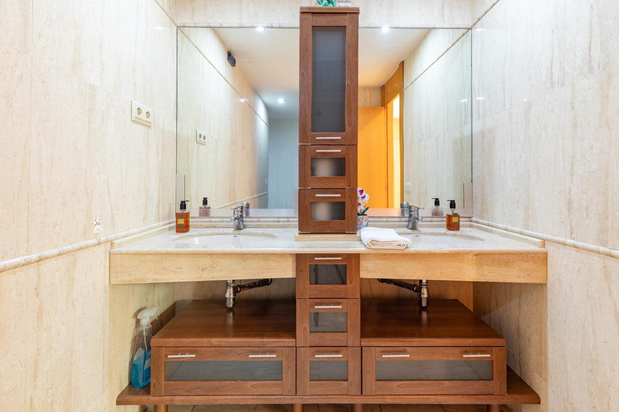 Penthouse Duplex In A 4 Floors Spanish House -8 Min To Center By Metro Apartamento *