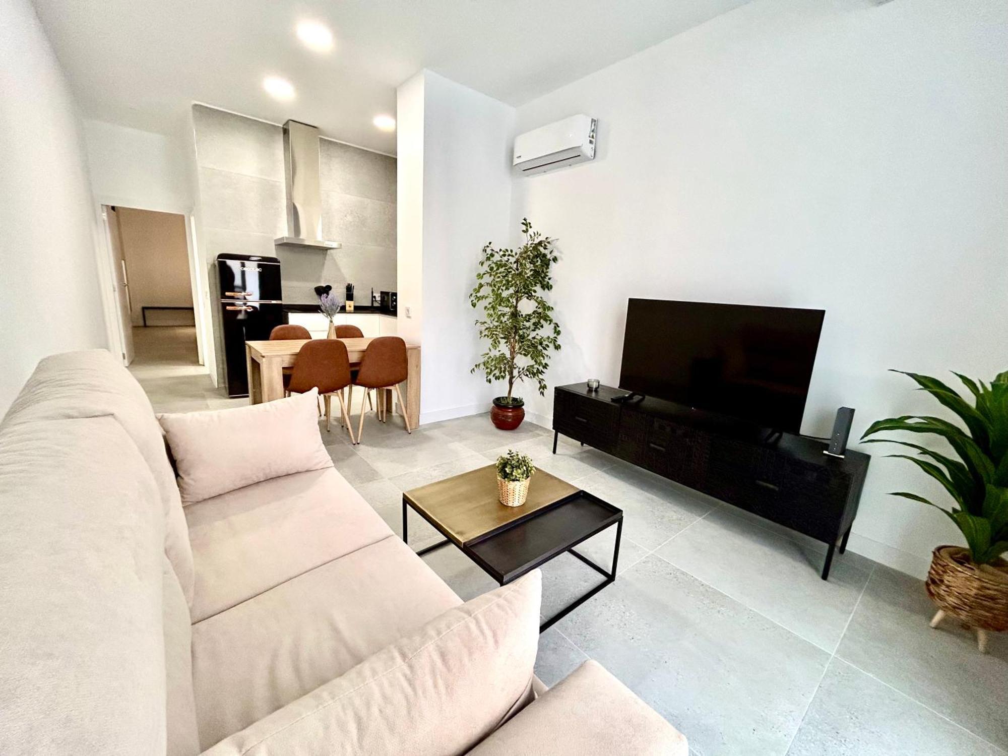 Apartment Getaway - Jacuzzi, Space & Comfort