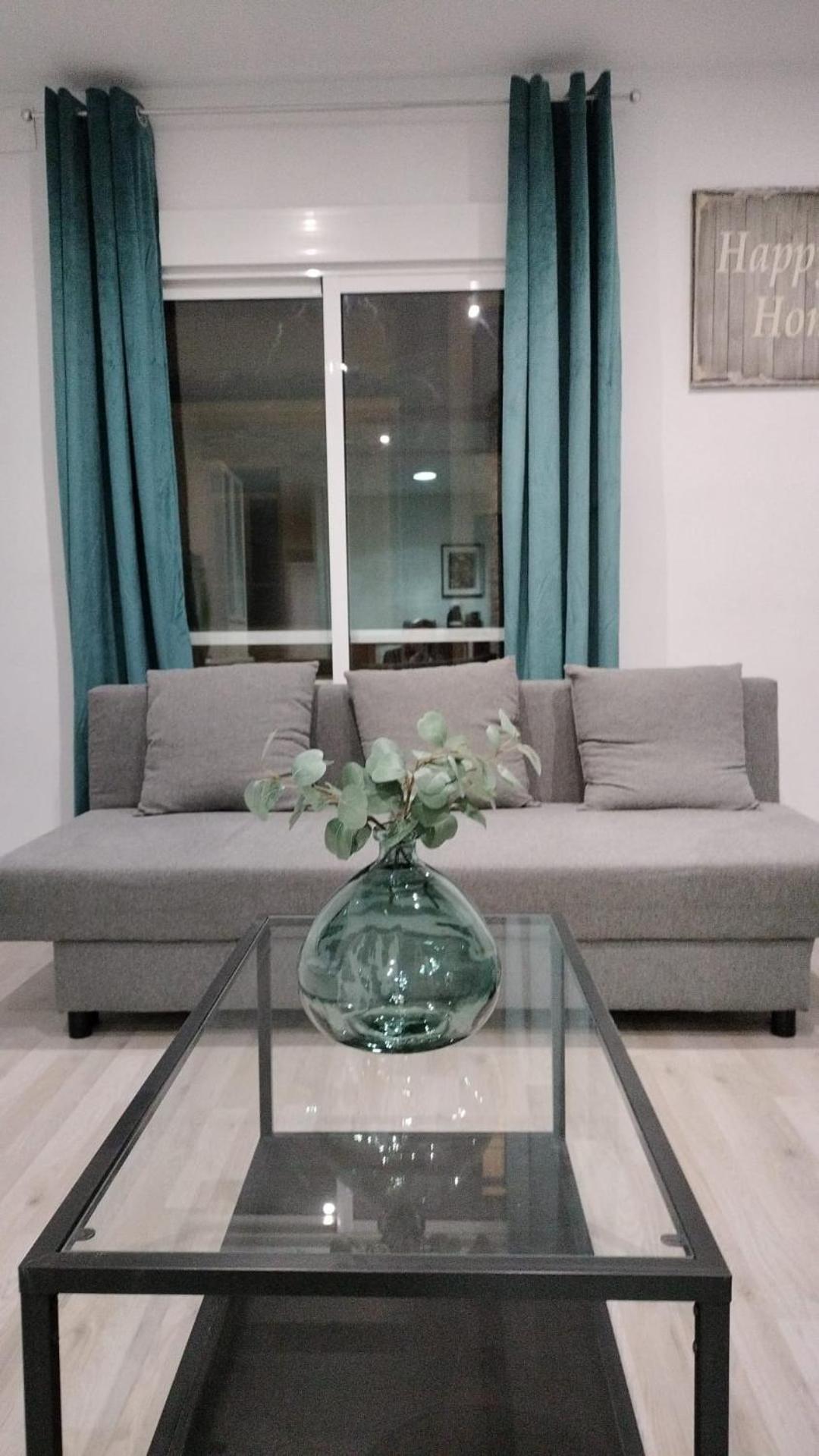 Familias Y Grupos Muy Grande En El Centro De Apartamento *