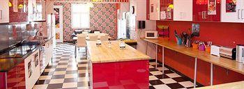 Hostal Feetup Backpackers *