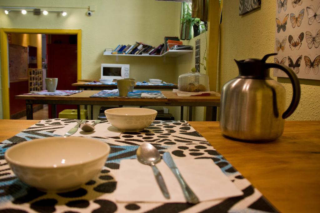 Hostal Feetup Backpackers *