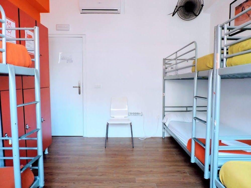 Hostal Feetup Backpackers *