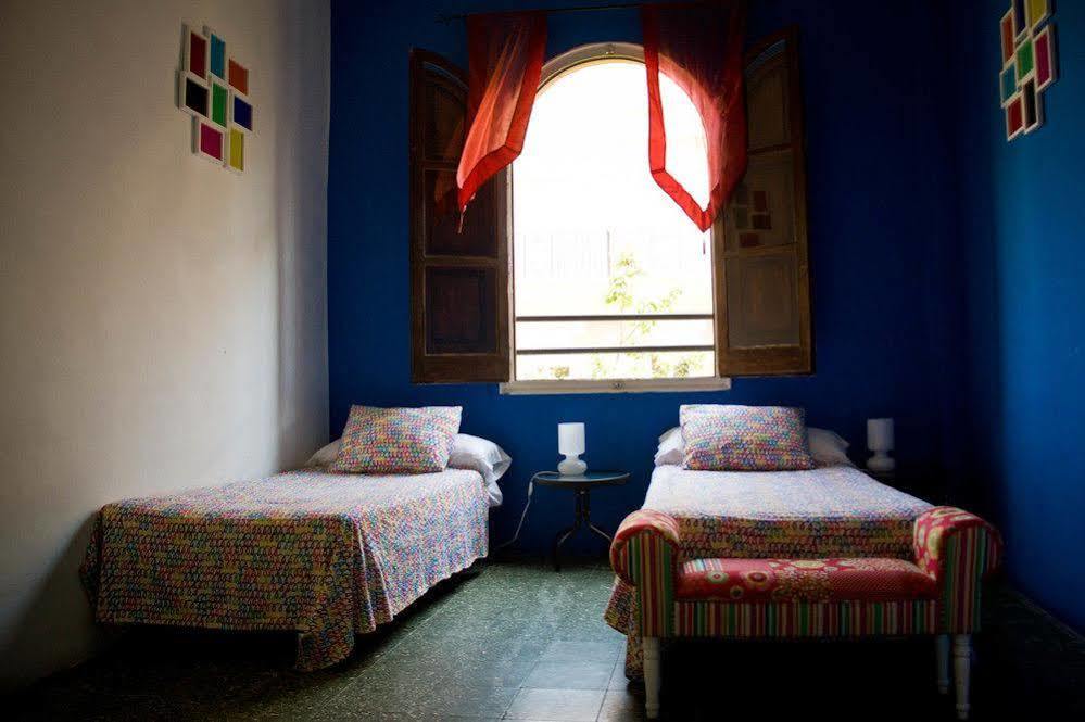 Hostal Feetup Backpackers *