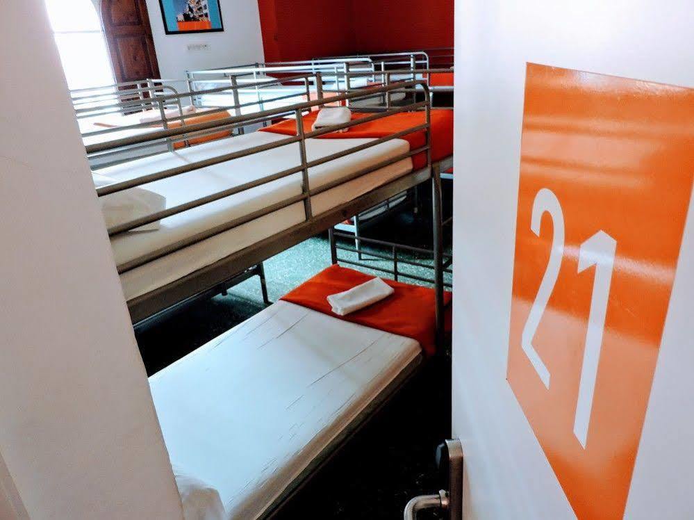 Feetup Backpackers Hostal *