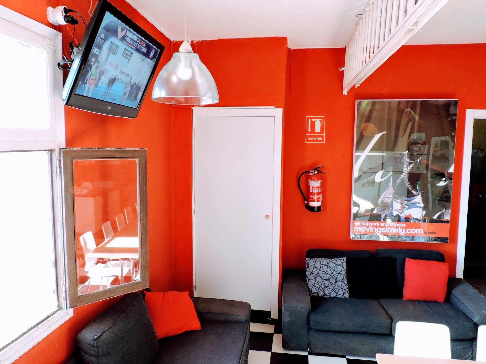 Hostal Feetup Backpackers *