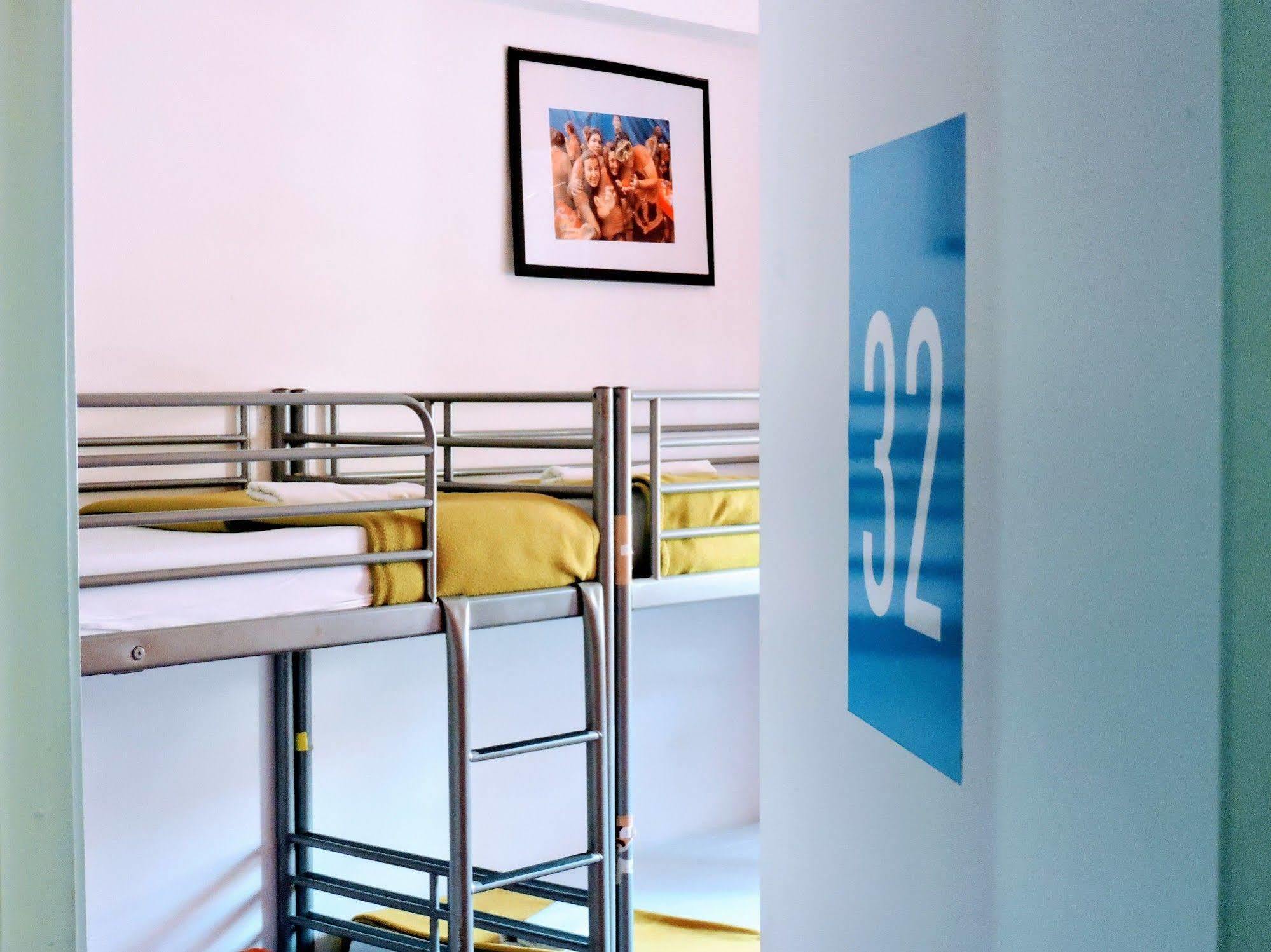 Hostal Feetup Backpackers *
