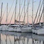 Velero Monia