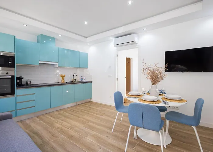 Florit Flats - The Port Avenue Apartment