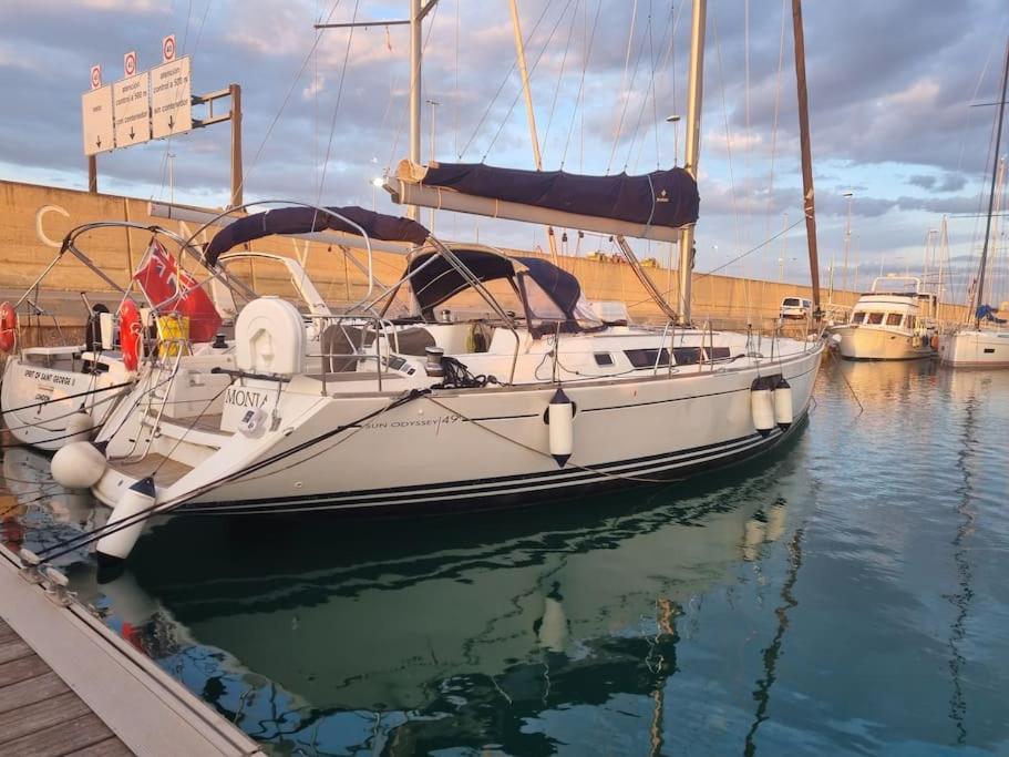 Botel Velero Monia