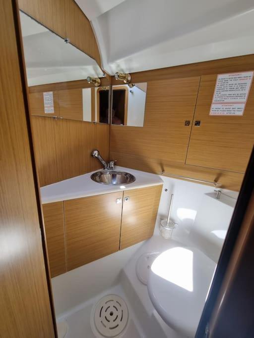 Velero Monia Botel *