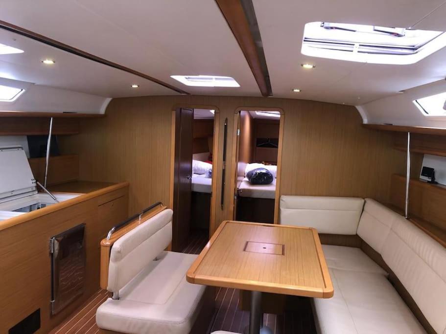 Velero Monia Botel