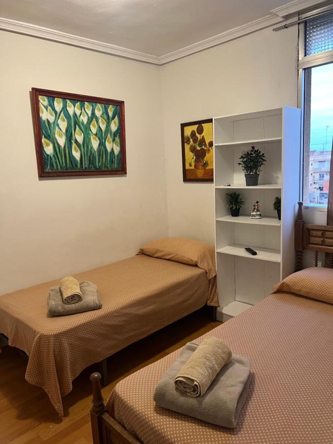 Malvarrosa Simple Shared Habitación en casa particular