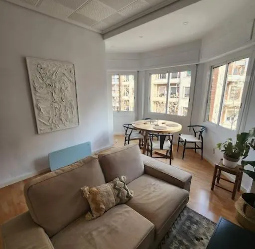 Apartamento Amplio, Luminoso Y Bien Ubicado