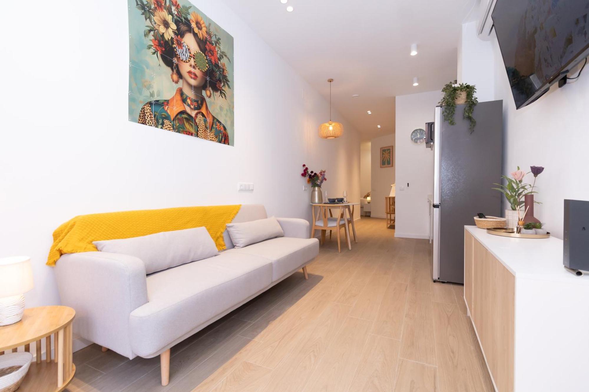 New! Luxury & Close To Metro! Between & Center *